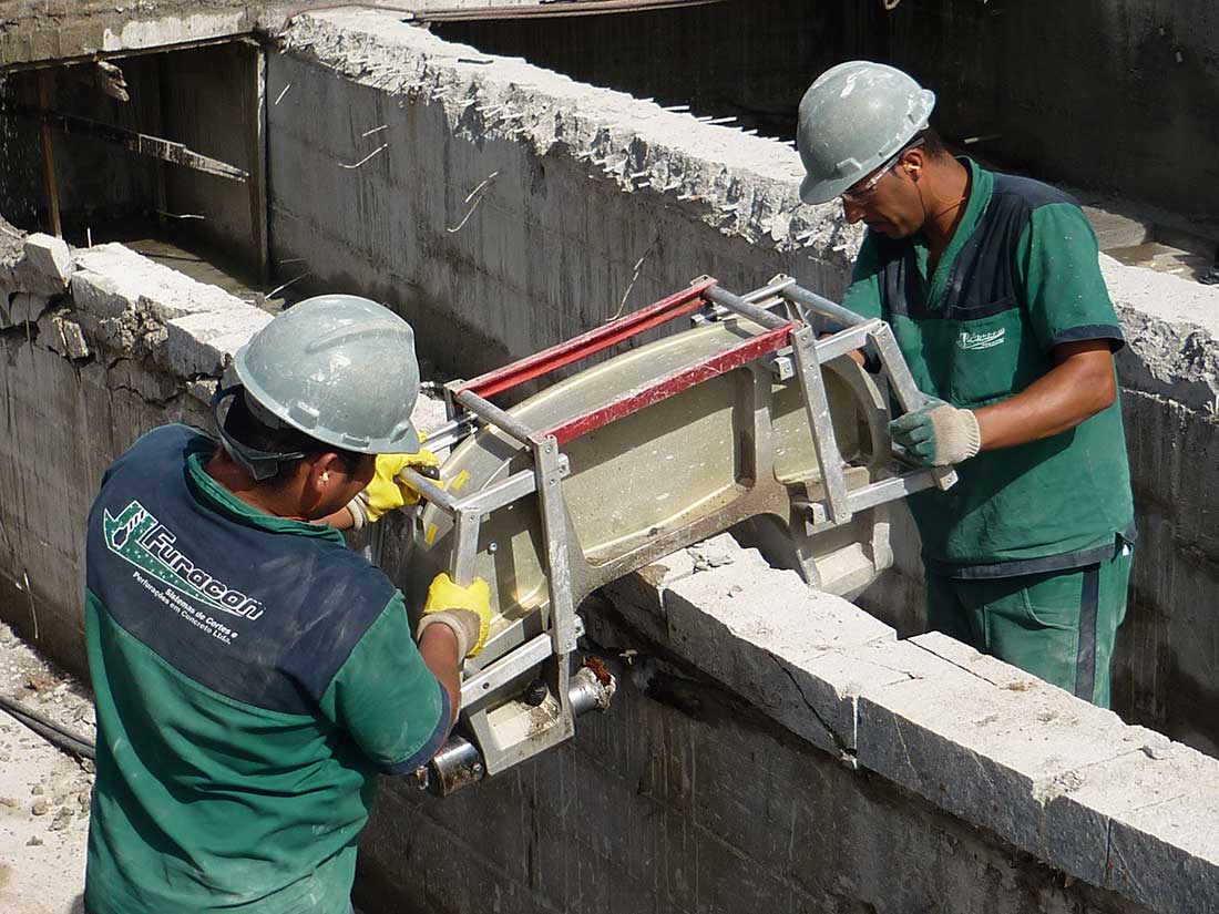Demolição controlada com esmagamento manual de concreto (Crushing)