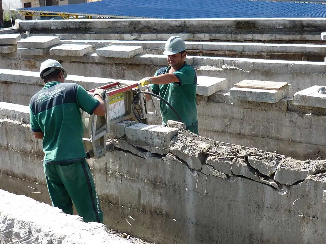 Demolição controlada com esmagamento manual de concreto (Crushing)