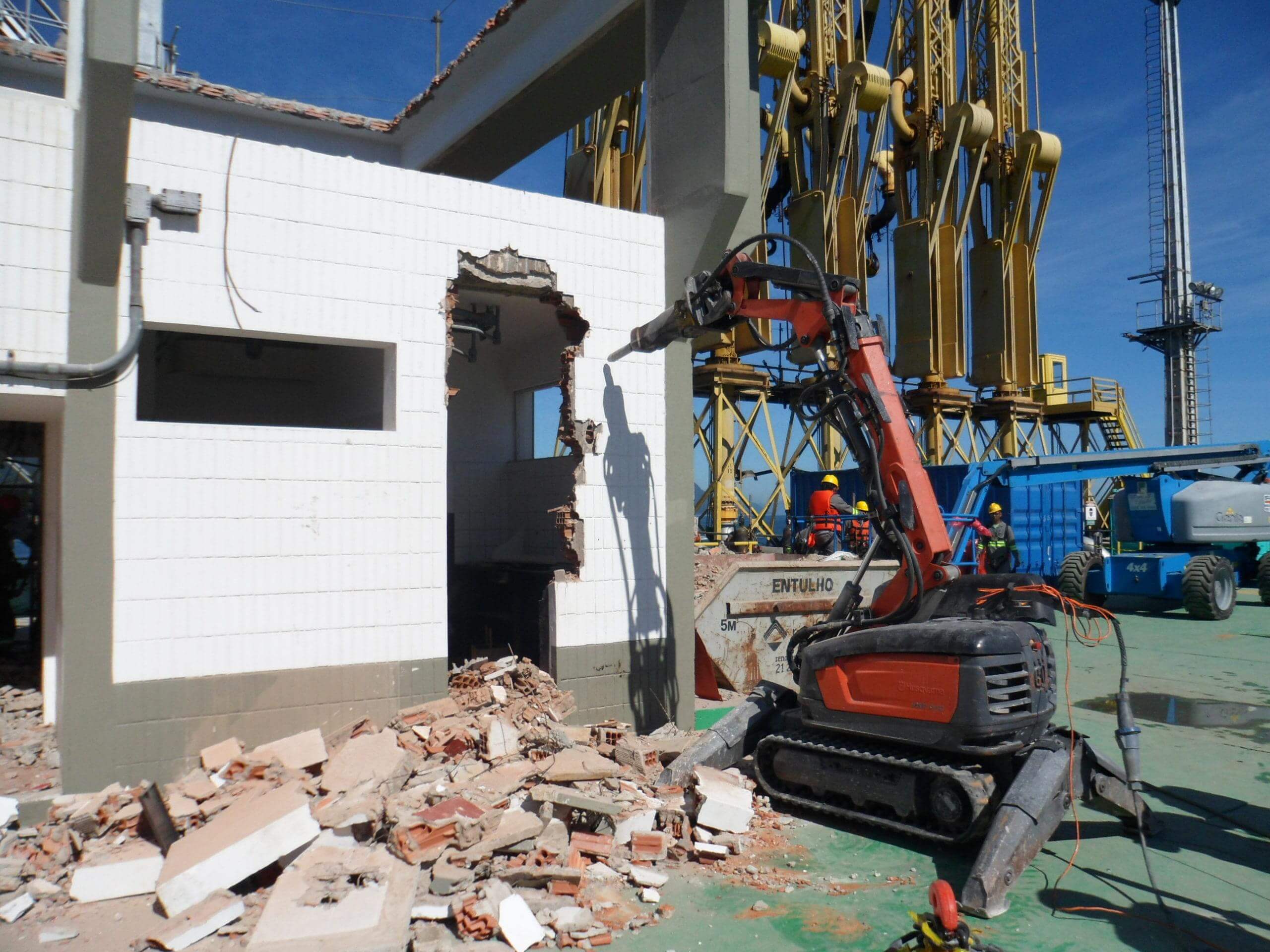 (Demolição realizada por robô pela Furacon)