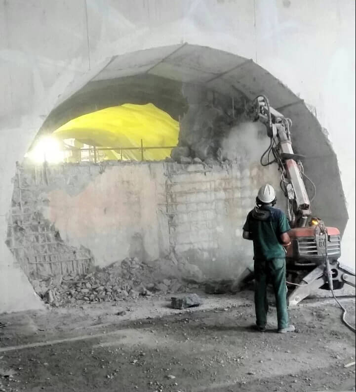 Profissional da Furacon manuseando robô em abertura em parede de concreto para o Metrô