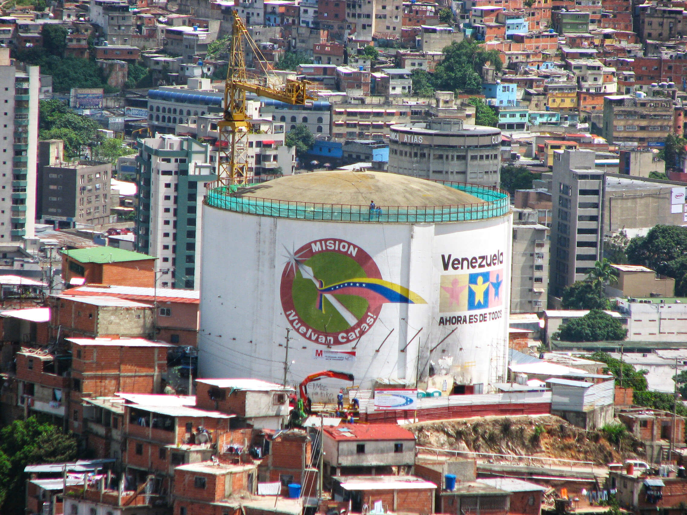 Demolição de concreto para construção do Metro Cable