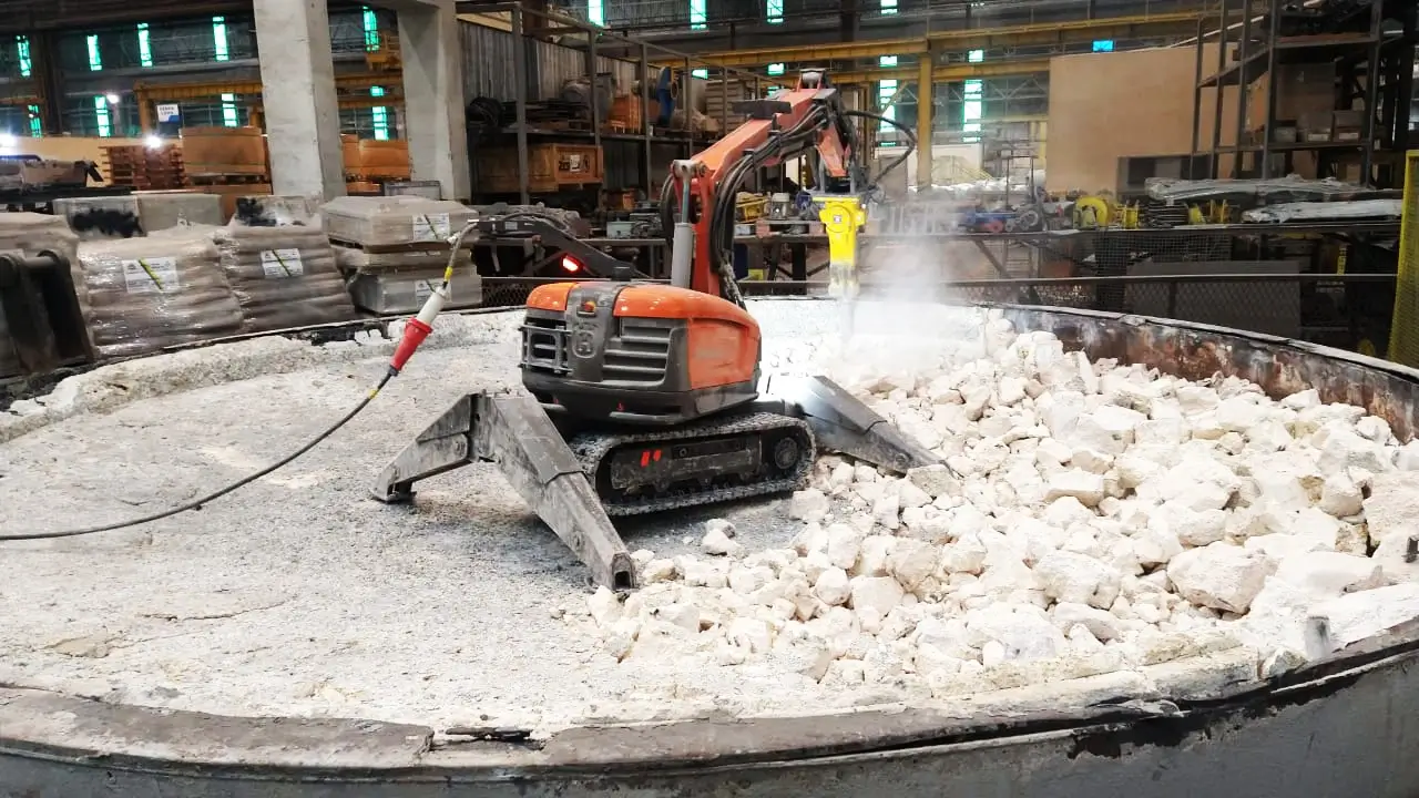 (Robô Furacon na manutenção de refratário de forno de alumínio) 